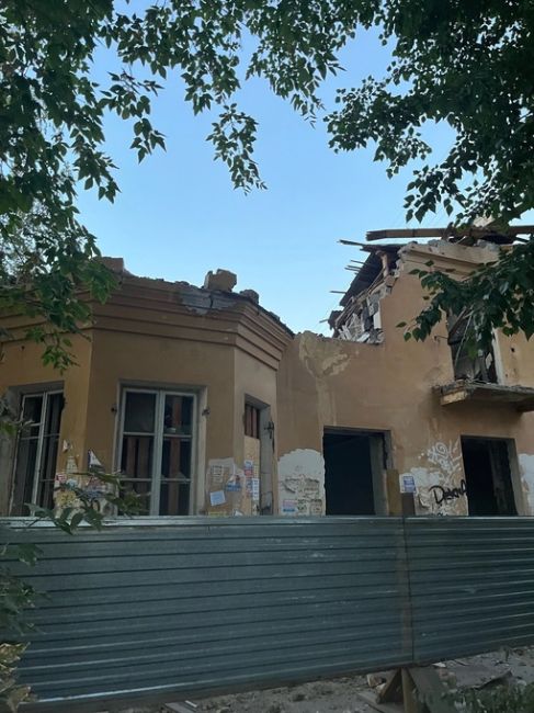 Горожане рассказали, что на улице Папанинцев, наконец сносят заброшенные дома, которые стояли в таком виде 3..