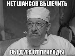 Стихийный мемориал у ростовского цирка пополняется новыми экспонатами. Среди них — шевроны, записки от руки..