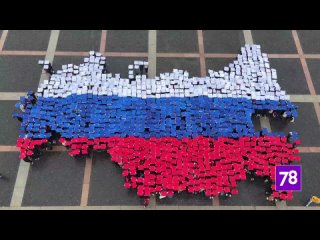 «Наша сила в Путине» — на Дворцовой площади провели флешмоб в честь дня рождения президента

Сотни ужасно..