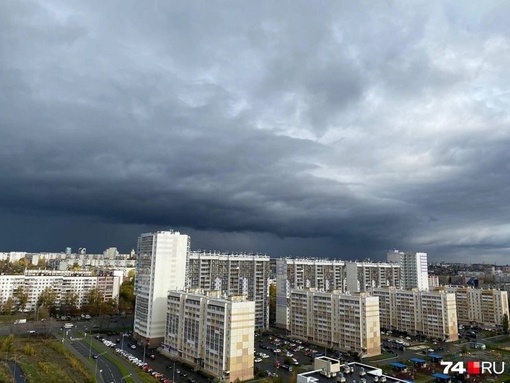 Над Челябинском зависли страшные тучи и радуга.

Фото:..