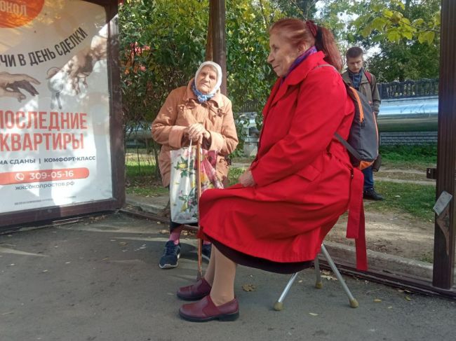 Ничего необычного, просто обычная остановка в центре Ростова на проспекте Нагибина.

Нет скамеек, нет..