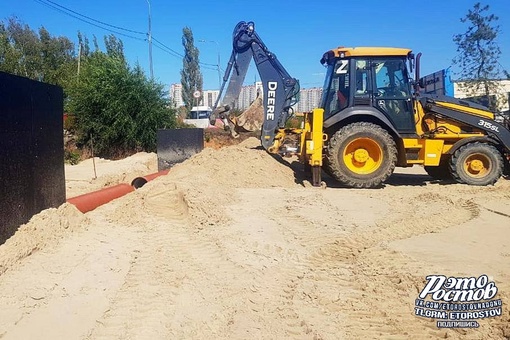 🚧 В Ростове реконструируют улицу Вавилова. Рабочие уже переносят трубы с газом, водой и канализацией. А еще..