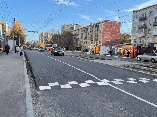 В Калининском районе появились первые в городе венские платформы для остановки трамваев на улице..