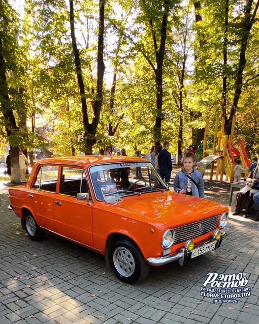 🚘 Выставка ретро-автомобилей в парке..