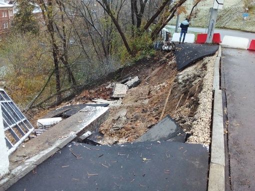 🗣️ Очередной оползень в Нижнем Новгороде — новый тротуар сполз в Почаинский овраг

Дорогу там..