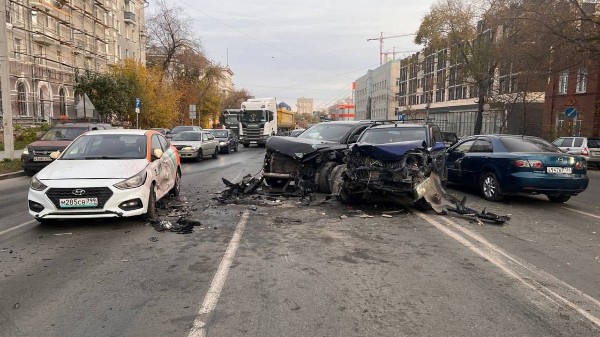 Вчера днем на Фабричной столкнулись сразу 4 автомобиля. 

— Водитель Nissan X-Trail ехал в сторону площади Инженера..