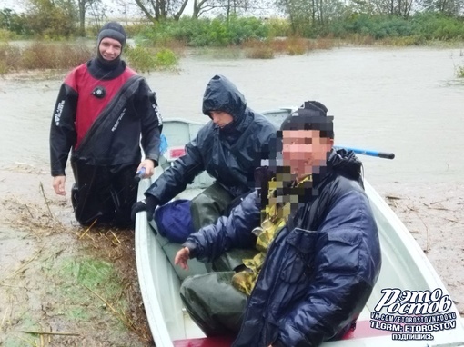 🌊 В хуторе Дугино пришлось спасать рыбака, который приехал на автомобиле и обратно выехать уже не смог -..