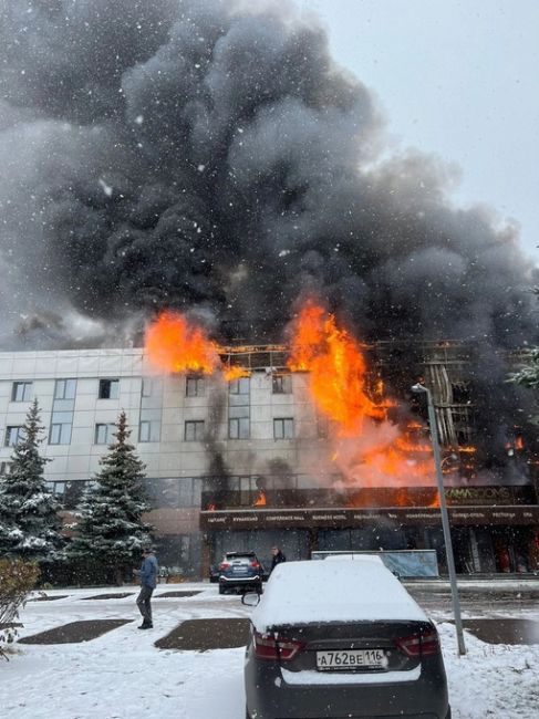 ❗В Набережных Челнах загорелся отель Kamarooms. Очевиды сообщают, что возгорание началось с..