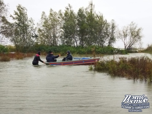 🌊 В хуторе Дугино пришлось спасать рыбака, который приехал на автомобиле и обратно выехать уже не смог -..