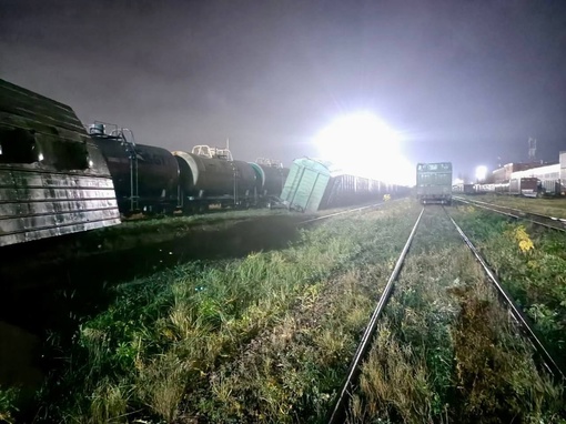 🗣️ Три вагона грузового поезда сошли с рельсов сегодня ночью на Сортировке.

Два — были пустые, в третьем..