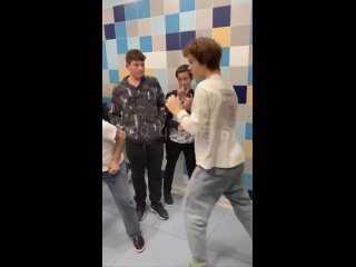 В туалете московской школы произошла драка между Иваном и..