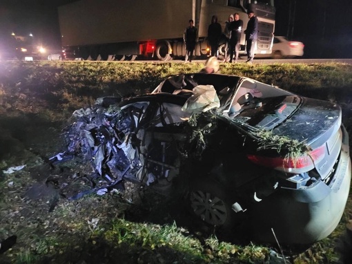 На трассе Пермь-Екатеринбург сегодня ночью произошло смертельное ДТП

Автомобиль Киа врезался в фуру...