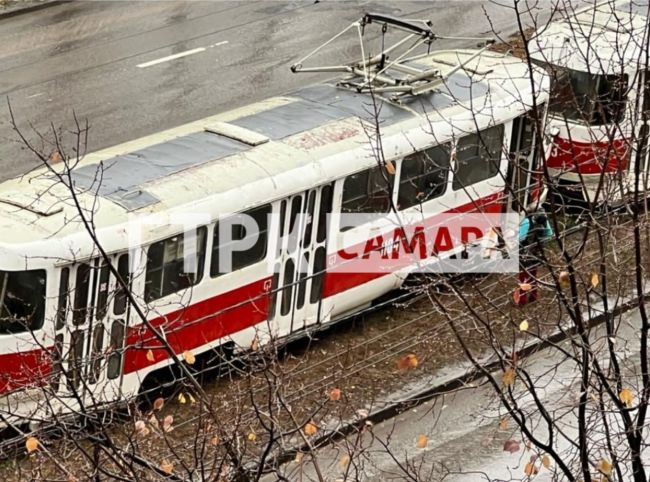 В Самаре прогремел громкий хлопок и вырвалось синее пламя из-под трамвая 

Узнали, где случилось..