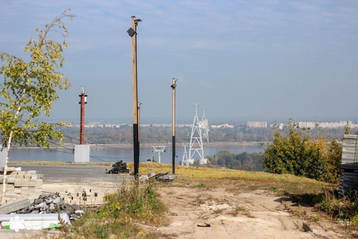 На площади около нижегородской канатной дороги продолжают наводить красоту.

Первую часть благоустройства..