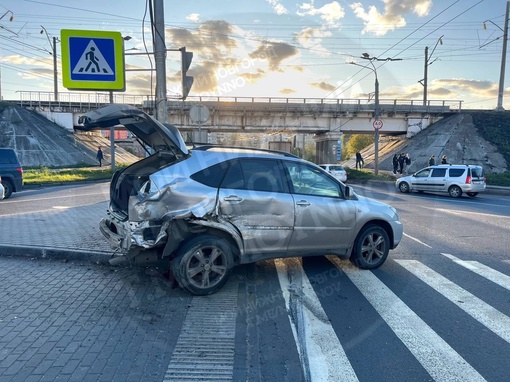 На улице Акимова водитель Lexus’а пытался проскочить на красный свет и врезался в КамАЗ.

В результате..