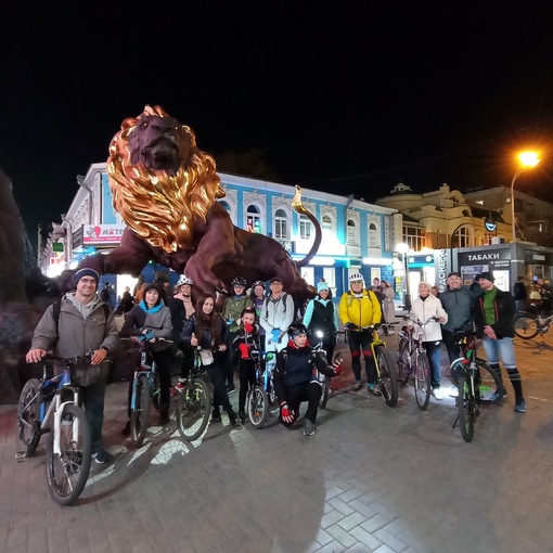 В Екатеринбурге создали петицию против установки на Вайнера огромного льва с золотыми яйцами..