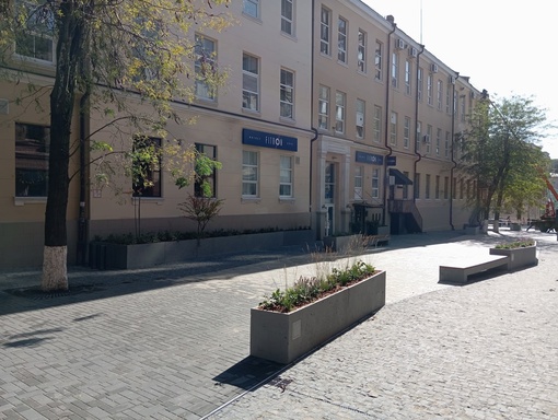 В Ростове благоустроили пешеходную зону в переулке Газетном.

Работы на участке начались в апреле текущего..