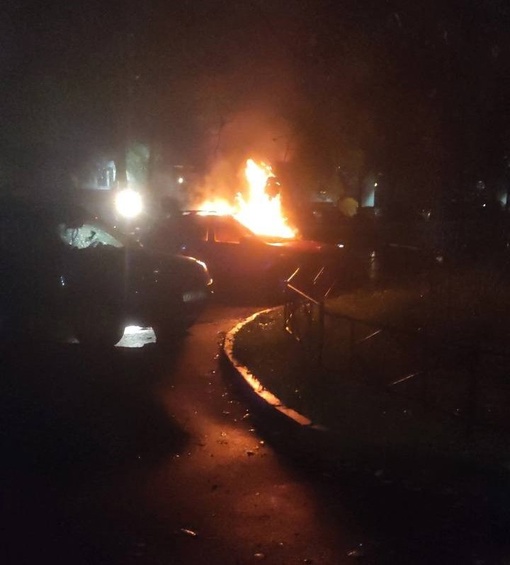 Иномарка сгорела у детского сада в Приморском районе 
 
Автомобиль Subaru загорелся во дворе дома на..