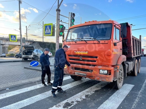 На улице Акимова водитель Lexus’а пытался проскочить на красный свет и врезался в КамАЗ.

В результате..