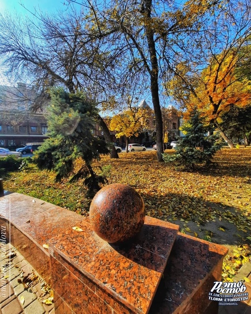 Осень в Покровском сквере..