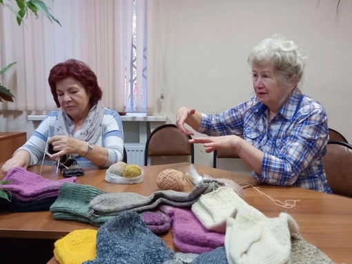 Несколько бабушек из Перми связали больше 500 пар теплых носков для ребят, находящихся в зоне СВО.

Скоро эти и..