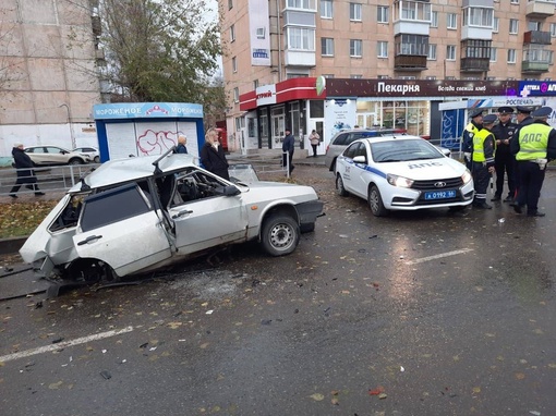 Водителя автомобиля зажало в салоне после столкновения 

Авария произошла в Нижнем Тагиле. Там столкнулись..