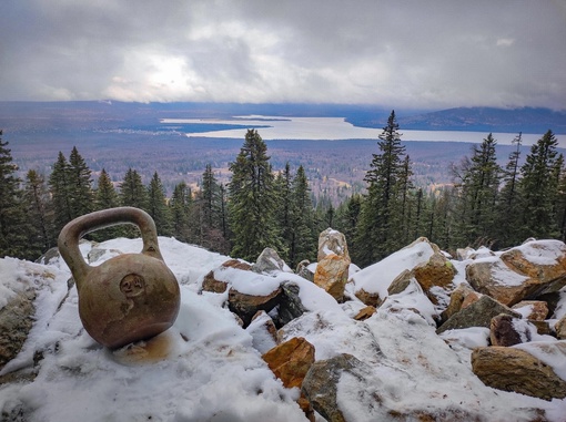 Житель Екатеринбурга поднялся на Зюраткуль с гирей. Молодец! 

Фото: Сергей..