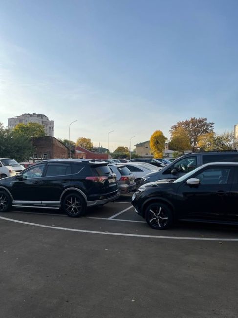 Краснодарские водители жалуются, что «Марриотт» захватил часть бесплатной парковки в центре..