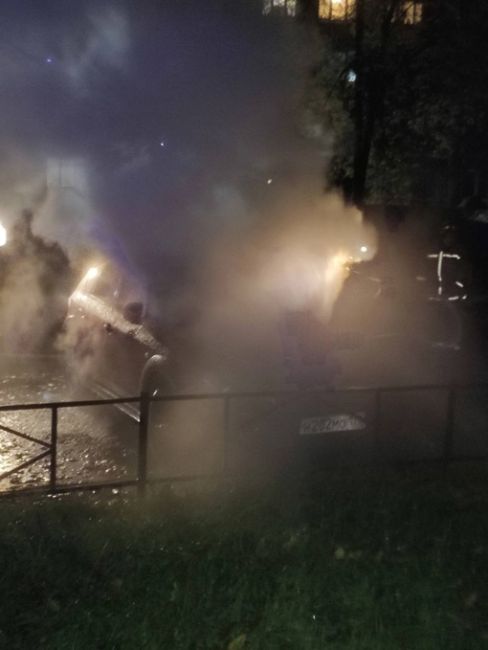 Иномарка сгорела у детского сада в Приморском районе 
 
Автомобиль Subaru загорелся во дворе дома на..