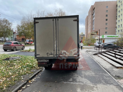 От подписчиков 

Заехал на тротуар по адресу Тургенева 39 на грузовой машине, хотя есть место для выгрузки..