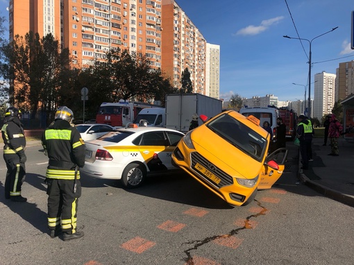 Два таксиста-мигранта устроили лютое ДТП на улице Верхние поля, один банально залез на..