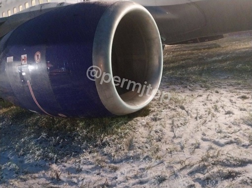 Появились фотографии выкатившегося за пределы взлетно-посадочной полосы лайнера в Перми, летевшего из..