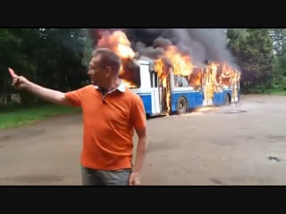 🔥 Возле зоопарка загорелся автобус. Пожарных пока нет на месте.

⚠ВНИМАНИЕ! [https://vk.com/video/@etorostovnadonu|Видео..