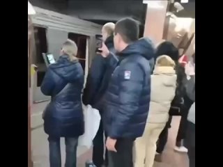 Два поезда метро столкнулись на станции "Печатники" в Москве 
 
Пострадали пассажирка и машинист, которого..