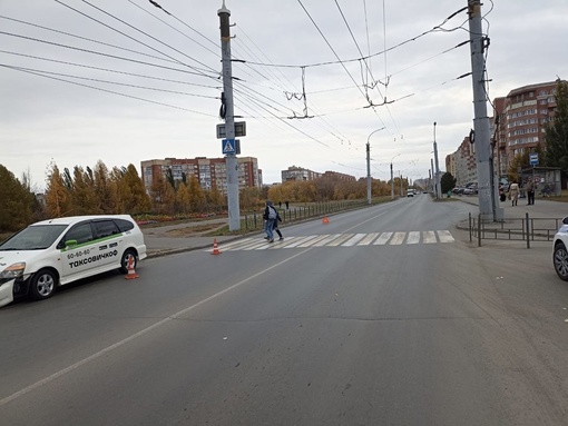 В Омске на переходнике сбили подростка

Сегодня около 10:05 часов в Госавтоинспекцию поступило сообщение о..