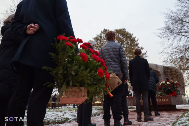 Петербуржцы сегодня вспоминали жертв политических репрессий. Возложение цветов и акция «Возвращение имён»..