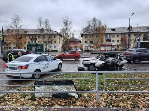 Водителя автомобиля зажало в салоне после столкновения 

Авария произошла в Нижнем Тагиле. Там столкнулись..