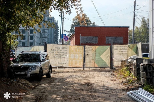 На площади около нижегородской канатной дороги продолжают наводить красоту.

Первую часть благоустройства..