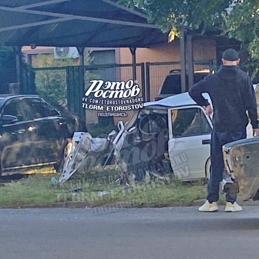 🚨 ДТП в Таганроге. Жигули смяло почти пополам. Есть пострадавшие, двое мужчин, об их состоянии..