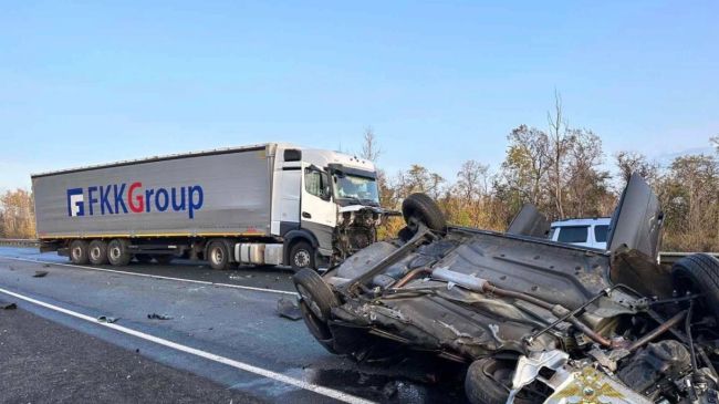 Под Самарой фура Mercedes-Benz насмерть раздавила водителя и пассажира Lada Granta 

Видео с места ДТП не для..