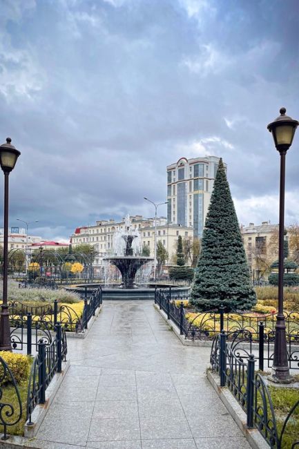 Управление Свердловской железной дороги и сквер им.Бабыкина
За фото спасибо нашей..