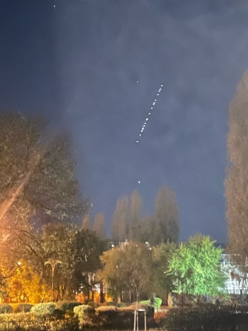 Жители Воронежской области сняли в небе светящиеся объекты, очень похоже на спутники..