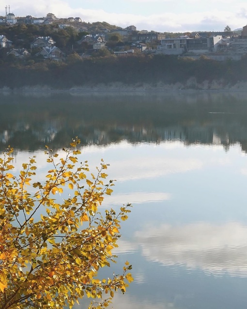 Нереально красивое осеннее утро в Абрау-Дюрсо😍🍂 

Легкая дымка, озеро словно зеркало, а от ярко красных..