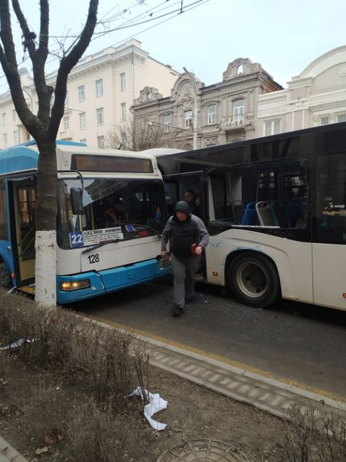 Дообгонялись: на Стачках больная конкуренция водителей автобусов за показатели закончилась..