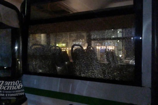🚨 На Большой Садовой /Ворошиловском гонщики на автобусах устроили ДТП.  У одного из автобусов выбито стекло...