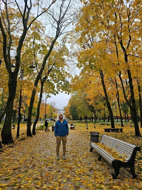 Все ещё золотая осень в парке Орленок...