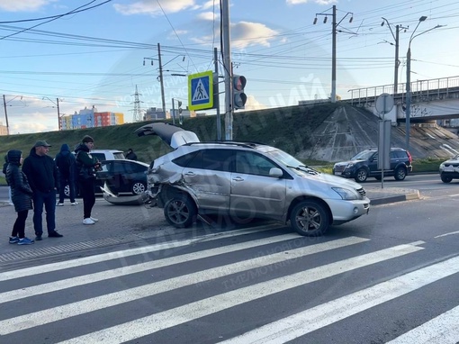 На улице Акимова водитель Lexus’а пытался проскочить на красный свет и врезался в КамАЗ.

В результате..