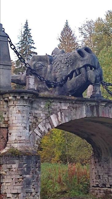 🐲 Голову дракона обнаружили в усадьбе Середниково в Химках. 
 
По всей видимости, там ведутся съемки сериала..