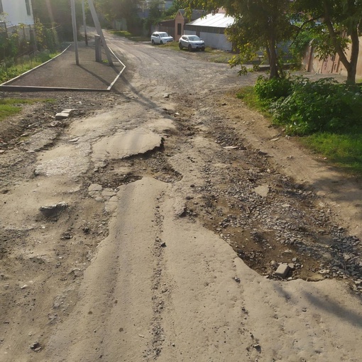 В Ростове на улице Транкторной

Дорогу размыло. Жители пишут, что асфальтируют улицу своими..