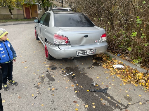 На улице Стартовой, 6 в Ростове пьяный водитель Reno Logan протаранил два автомобиля и ушел — как ни в чем не..